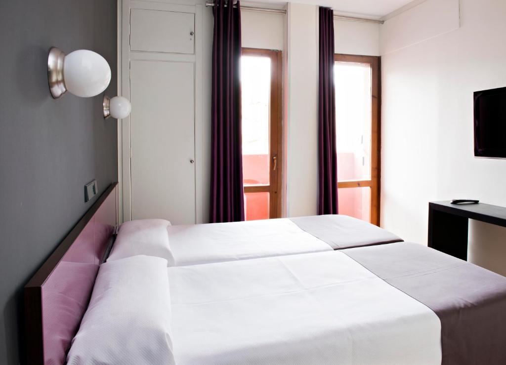 Hospedium Hostal Un Punto Chic Huesca Værelse billede