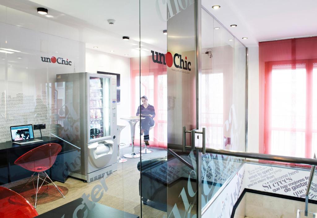 Hospedium Hostal Un Punto Chic Huesca Eksteriør billede