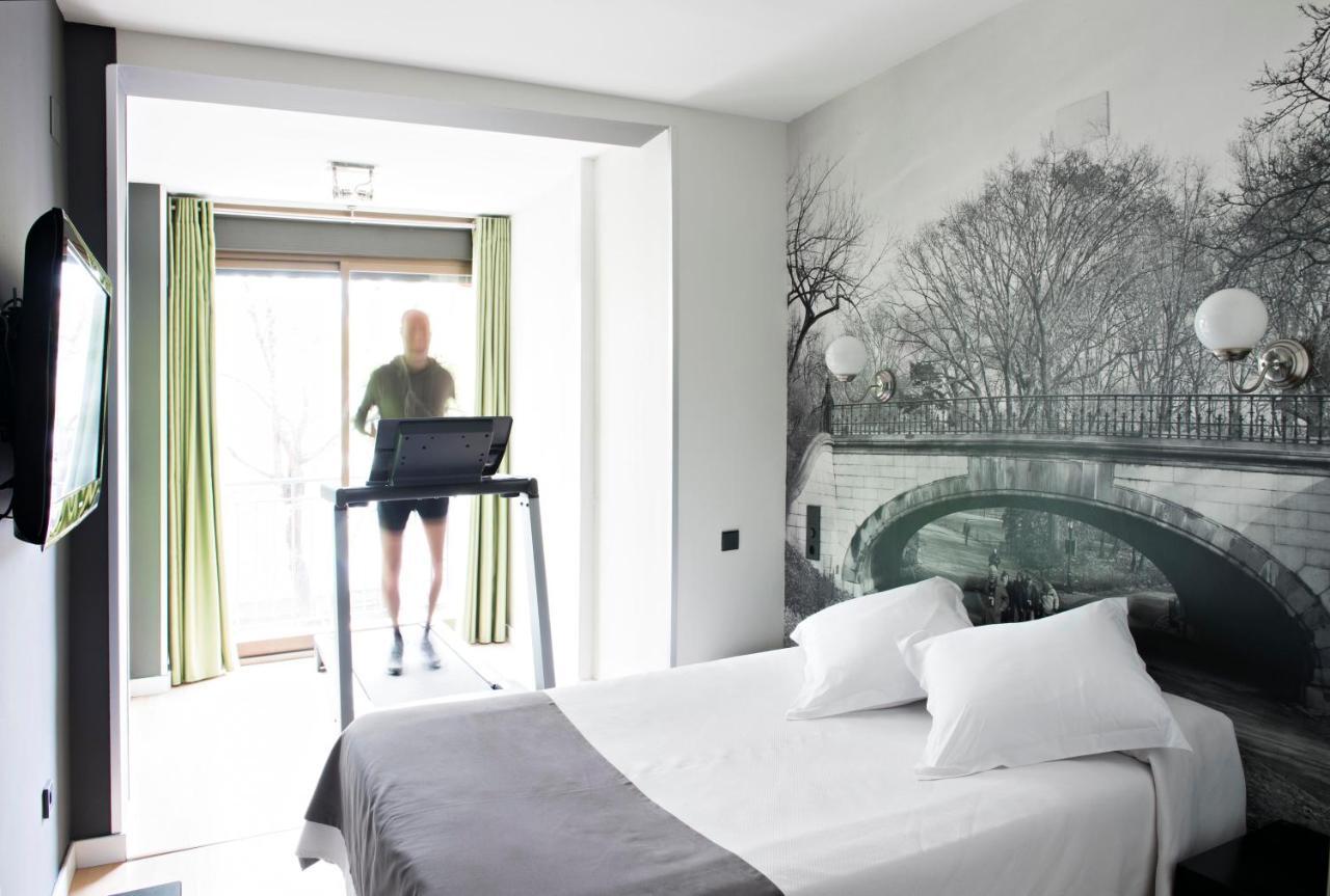 Hospedium Hostal Un Punto Chic Huesca Værelse billede